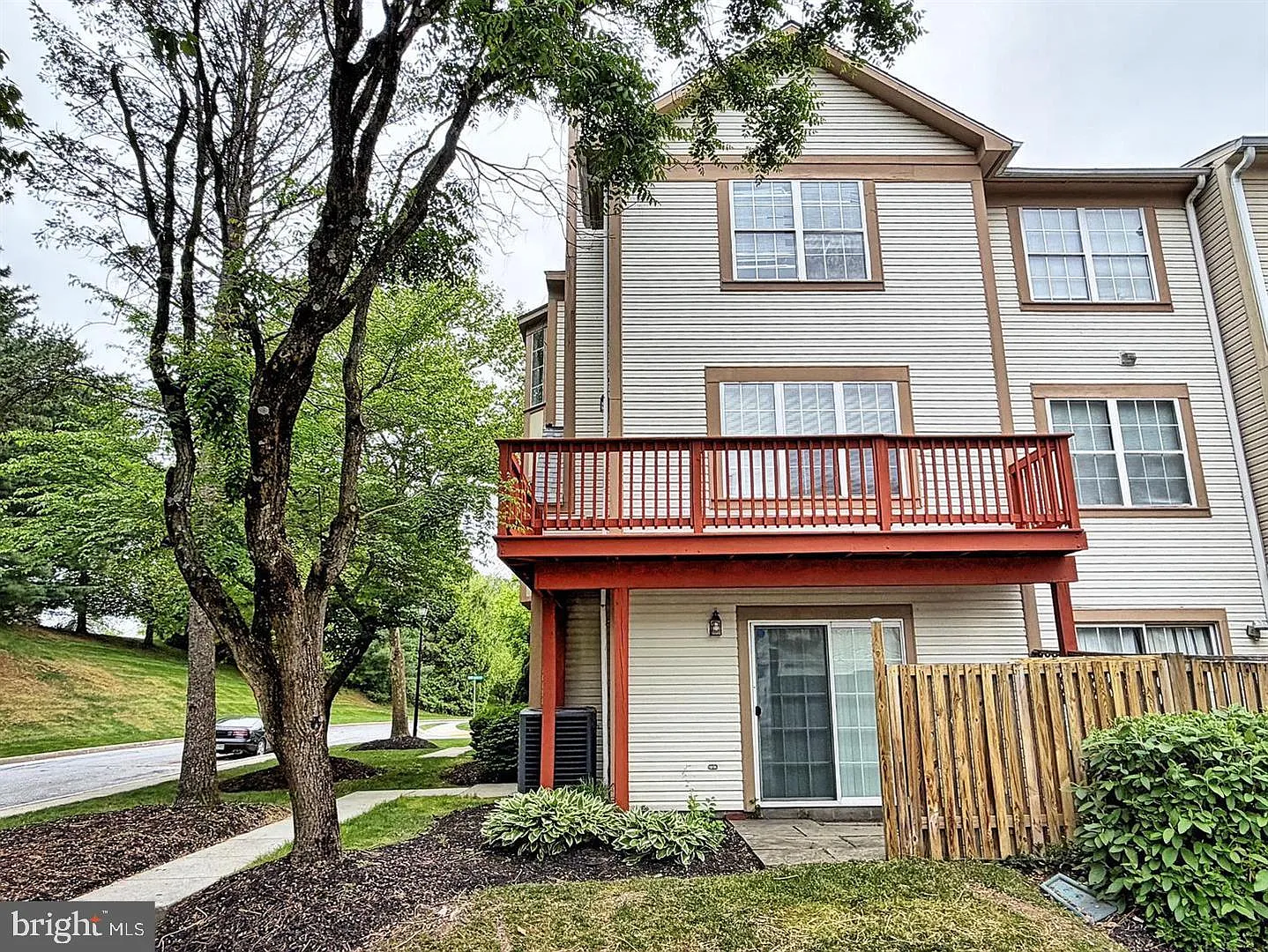 3 bed, 2.5 bath, 2070 sqft, $3,200 — Photo 2