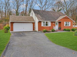 18 Tall Tree Ln, Rocky Point, NY 11778