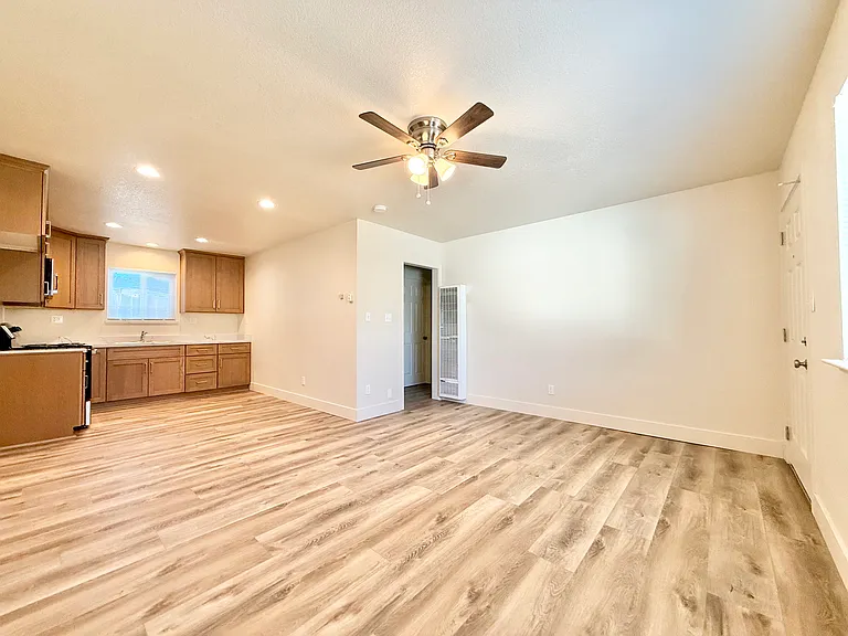 231 S Veach Ave — Photo 3