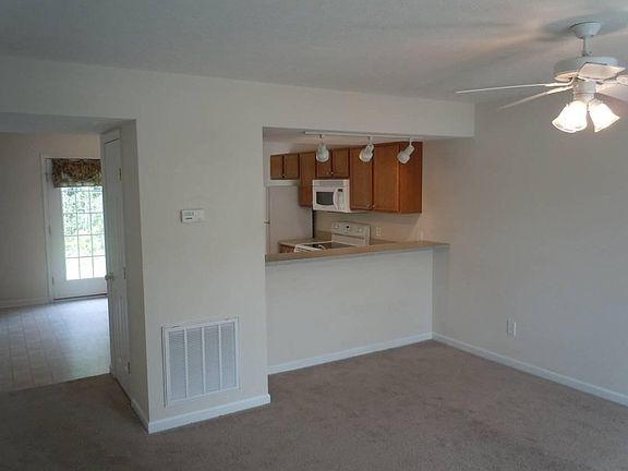 3rd image of 94 Old Tavern Cir