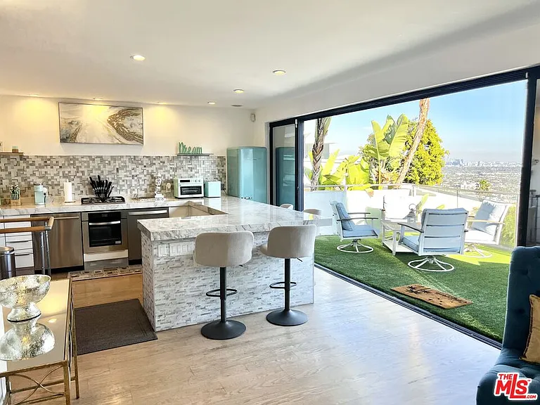 8380 Hollywood Blvd — Photo 11