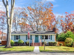 11 Seneca Trail, Ridge, NY 11961