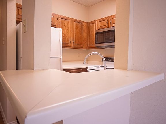 4th image of 915 W 22nd 1/2 St #105-A