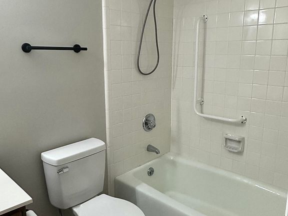 5th image of 9 Saint James Cir
