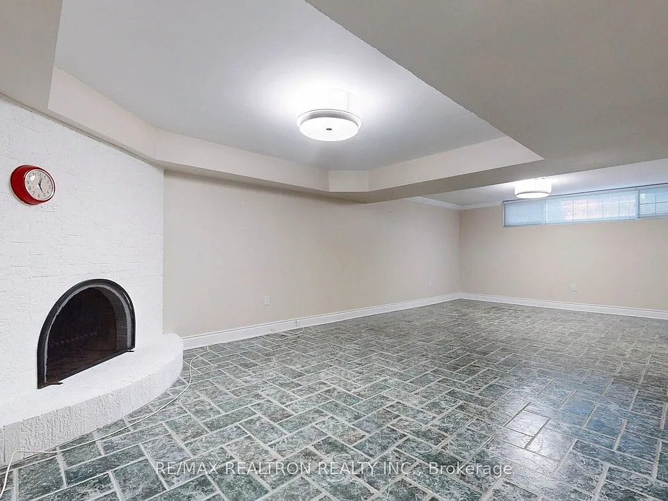 31 Whitelock Cres #BASEMENT