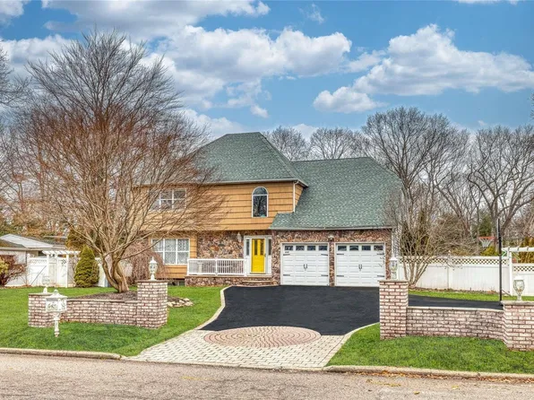 111 Rhoda Avenue, Nesconset, NY 11767