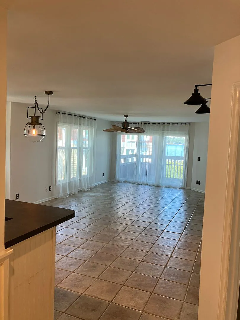 Lovely Waterfront Condo Davidson — Photo 4