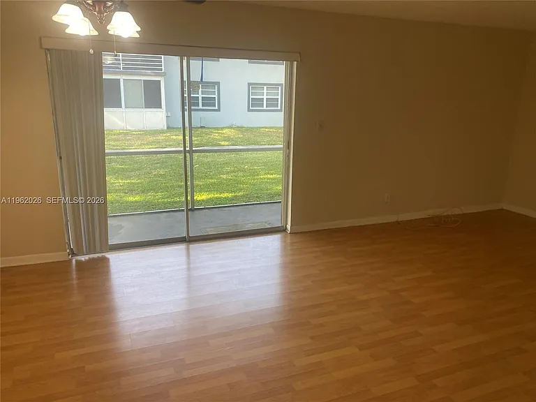 335 W Laurel Dr #1M — Photo 8