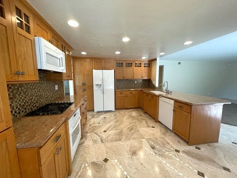 526 Trailridge Dr — Photo 2