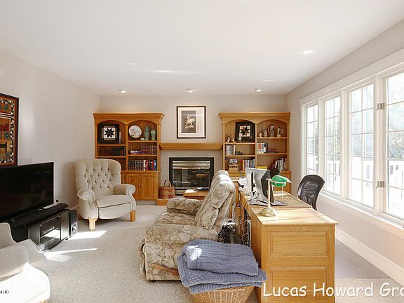 4th image of 2462 McIntosh Ave NE