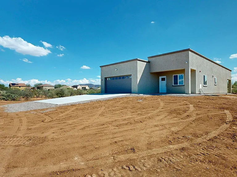 7095 W Los Reales Rd — Photo 2