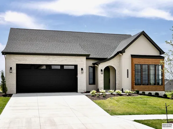 21113 Laurel Ave, Elkhorn, NE 68022