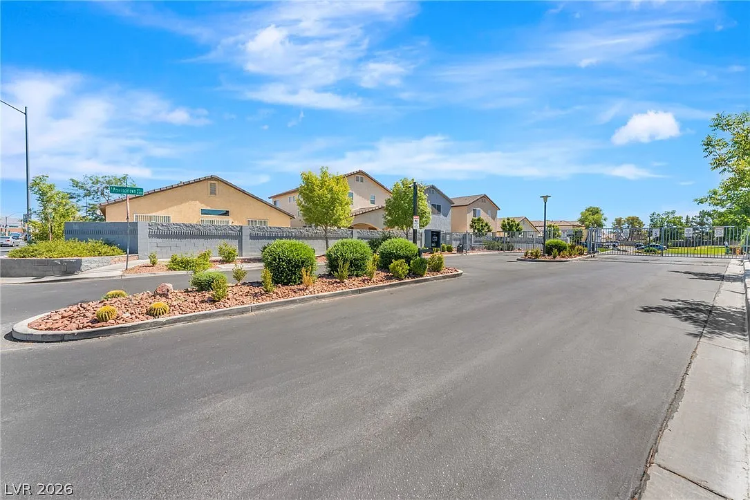 3 bed, 2.0 bath, 1137 sqft, $2,000 — Photo 3