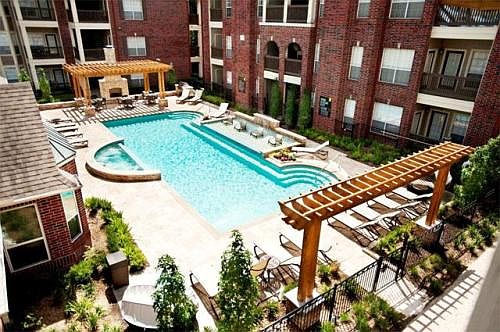 3rd image of 8787 Woodway Dr #246
