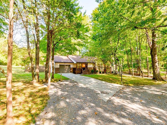 3rd image of 407 Hickory Dr