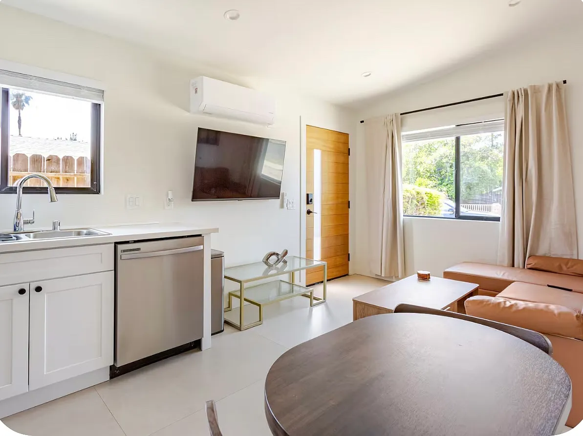 1 bed, 420 sqft, $2,500 — Photo 2