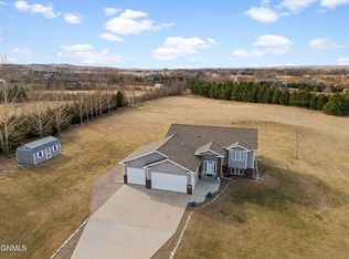 6135 Prairiewood Dr, Bismarck, ND 58504