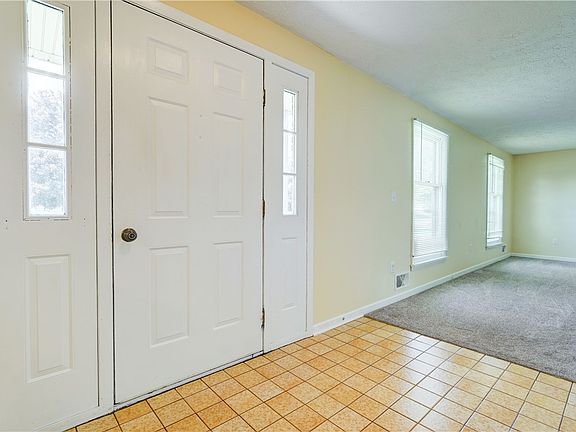 3rd image of 40 Red Rock Cir