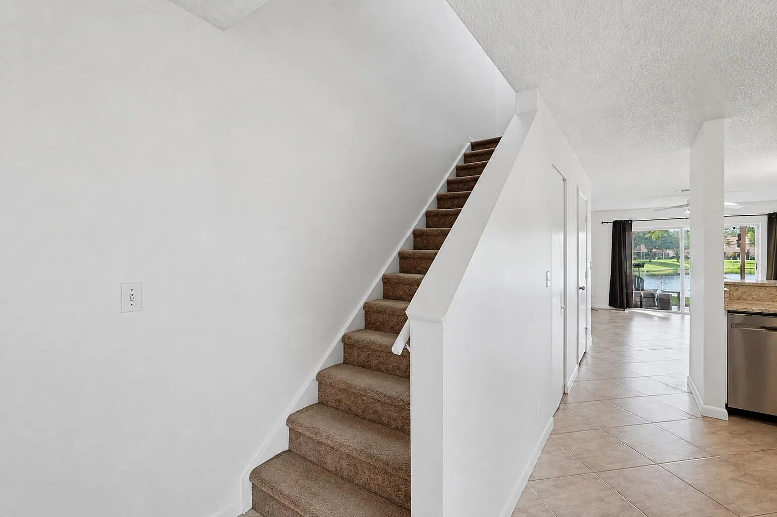 3 bed, 2.5 bath, 1596 sqft, $3,000 — Photo 3