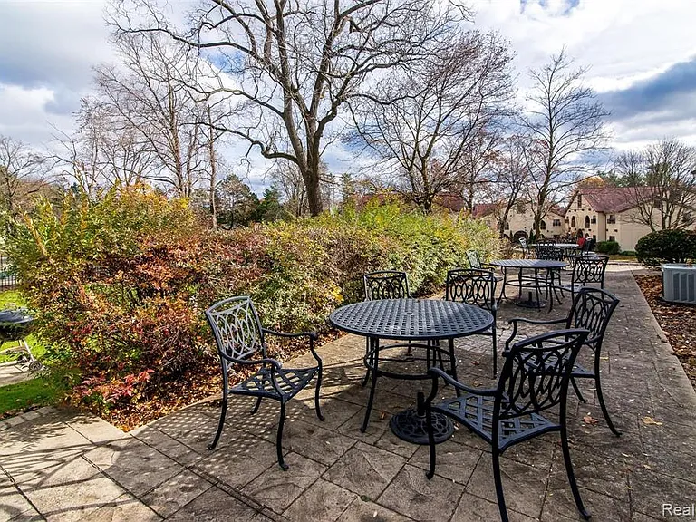 42160 Woodward Ave #8 — Photo 8