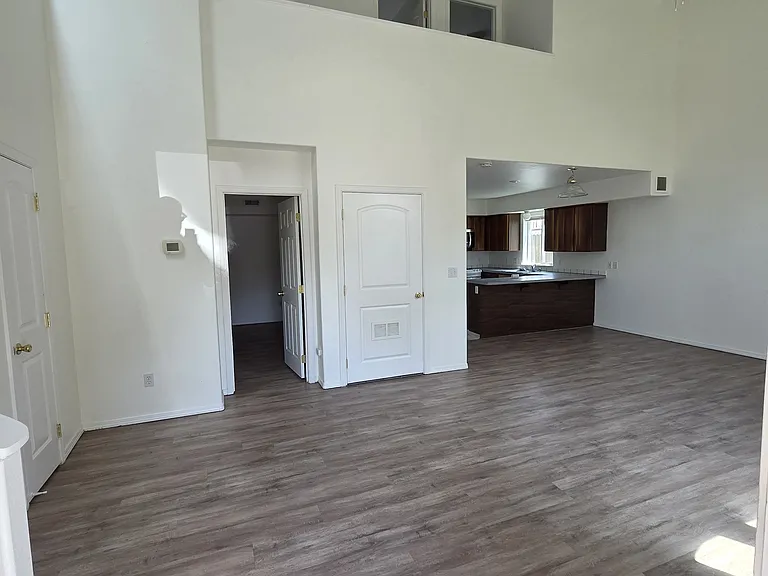 1819 Pleasant St — Photo 2