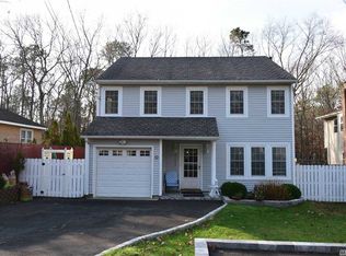 112 Panamoka Trl, Ridge, NY 11961