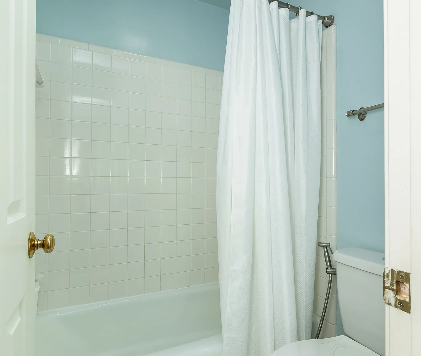 4 bed, 4.5 bath, 5513 sqft, $8,500 — Photo 2