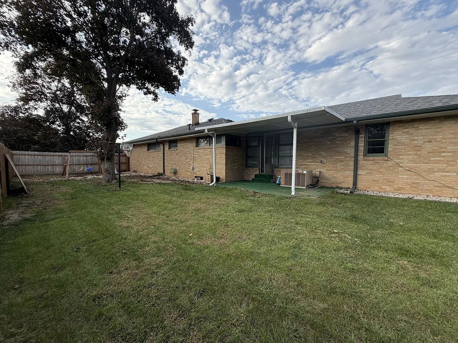 3 bed, 1.5 bath, 2362 sqft, $2,050 — Photo 3