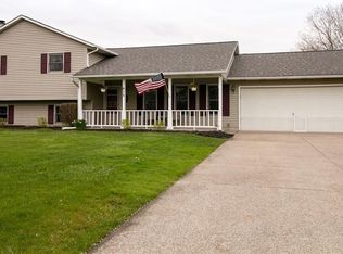 415 Berry Ridge Dr, Amherst, OH 44001