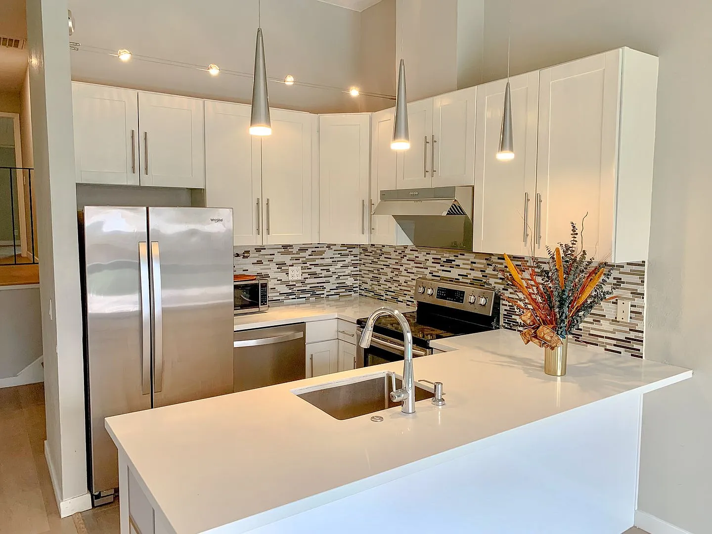 Spacious End-Unit Townhome with Cupertino Schools — Photo 2