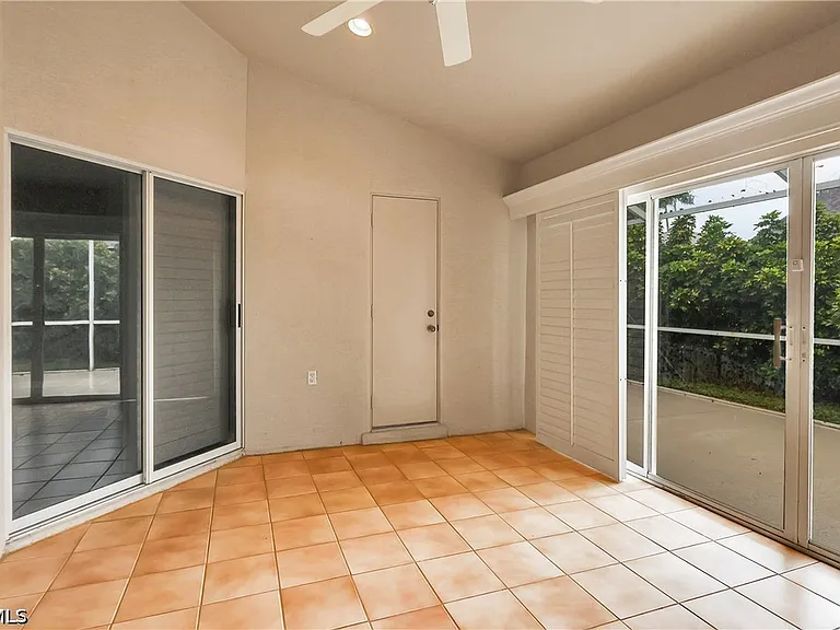 22203 Seashore Cir — Photo 40