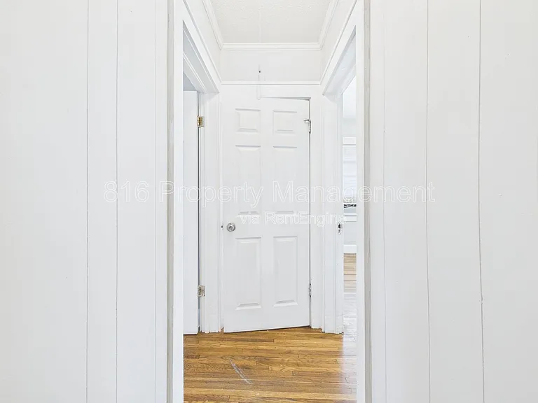 2205 E 59th St — Photo 10