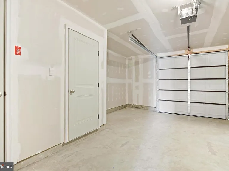 818 Bond St — Photo 22