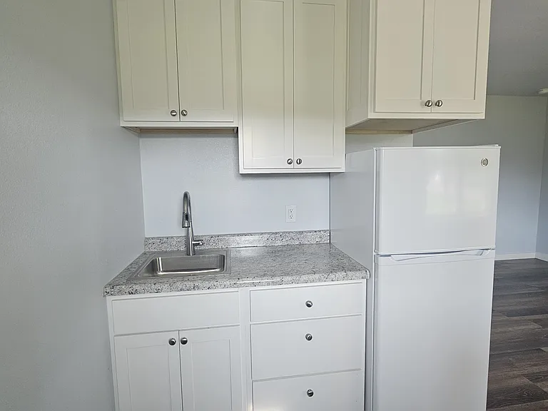 912 Broadway Ave #2 — Photo 3