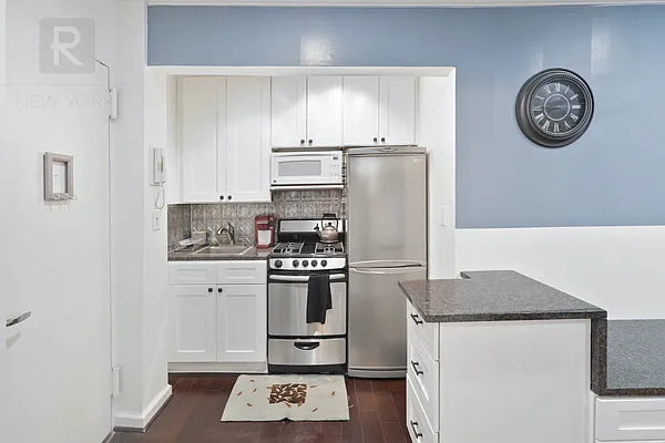 Sold by R New York | media 6