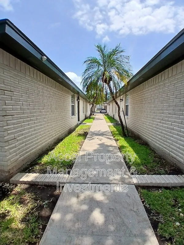Building Photo - 701 Sandpiper Ave #1