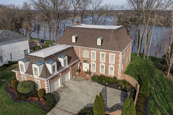 1st image of 212 Woodlake Dr