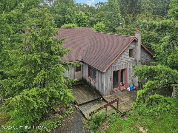 216 Buckhorn Ln, Cresco, PA 18326