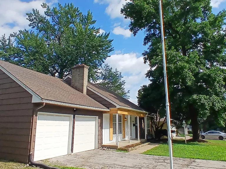 8301 Floyd St — Photo 3