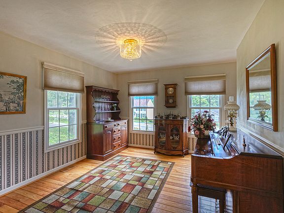 3rd image of 2607 Meadow Springs Cir