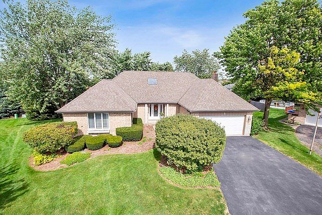 Welcome Home! Custom built 2 story residence, 1st floor Master Suite.
