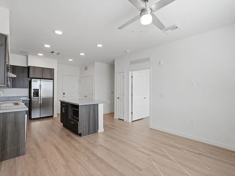 La Victoria Commons — Photo 11