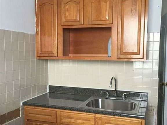 3rd image of 63 Stuyvesant Ave Floor 1