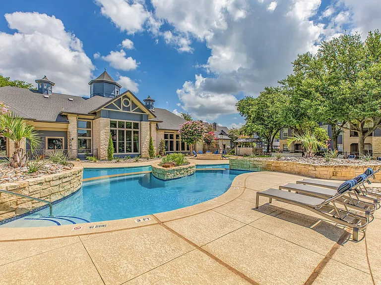 Falls Round Rock — Photo 30