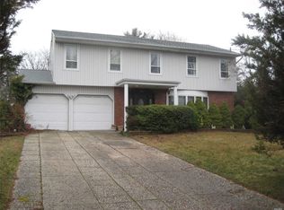 26 Middlesex Dr, Dix Hills, NY 11746