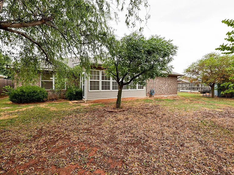 605 Eastview Dr — Photo 47