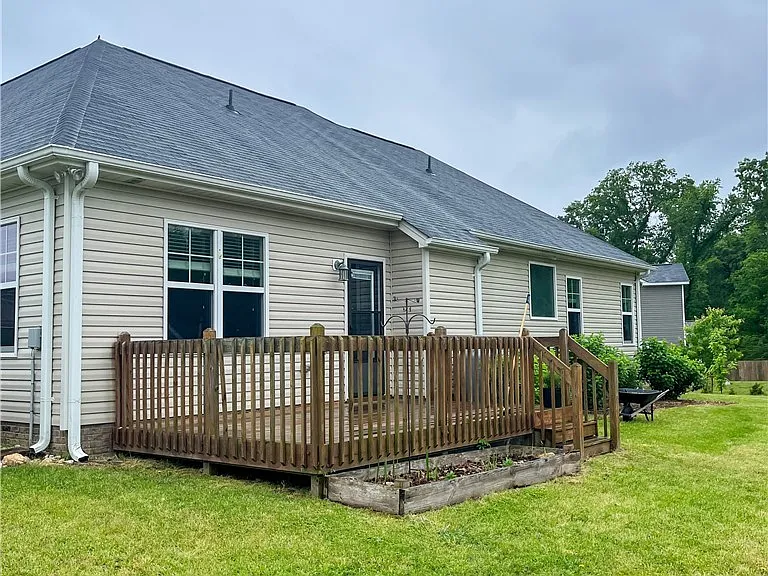 233 Fairfax Dr — Photo 16