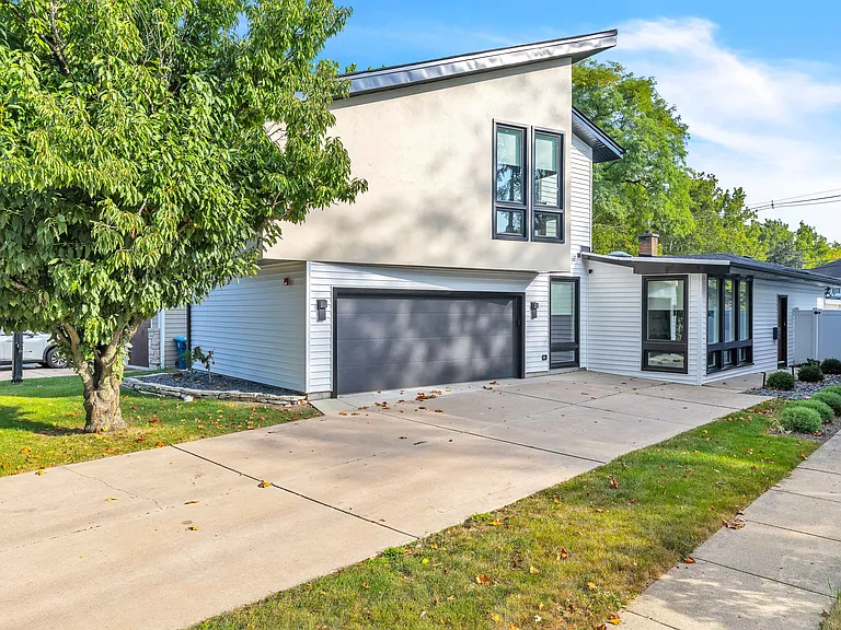 414 E Schiller St — Photo 34