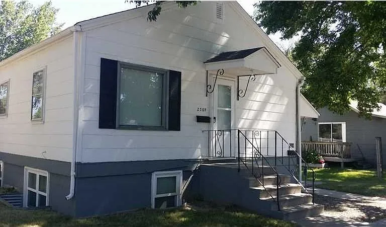 2302 8th Ave N — Photo 1