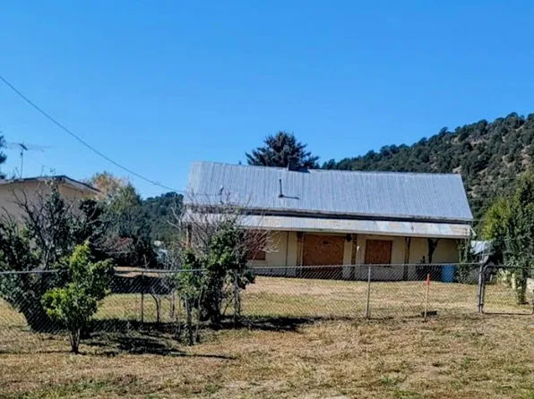 12 Camino Del Medio Rd, Vadito, NM 87579